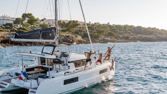 ⛵ Hire a boat to discover Marseille's Calanques