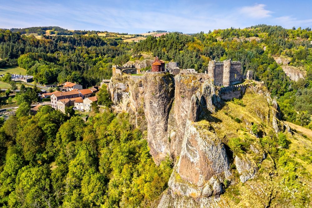 Près des volcans d'Auvergne, 5 villages enchanteurs et préservés à visiter loin du tourisme de masse