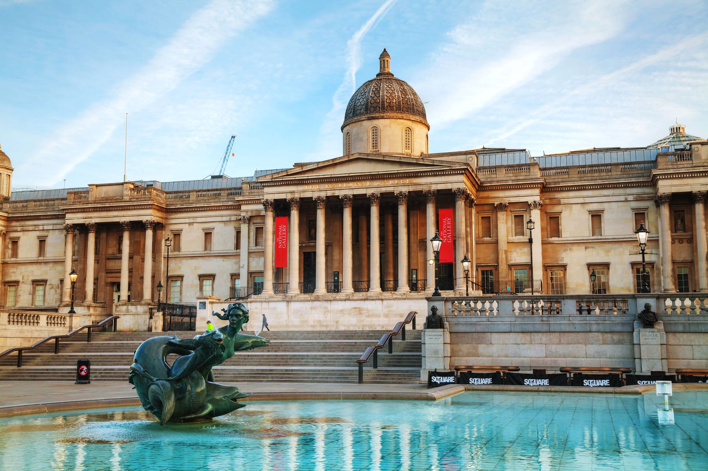 Gehen Sie zum Trafalgar Square und besuchen Sie die National Gallery ...