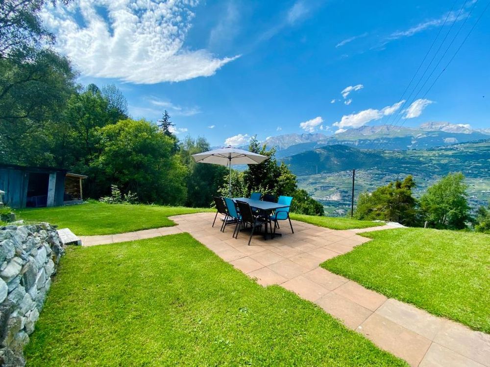 Eco Lodge with Jacuzzi and View in the Swiss Alps