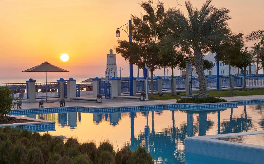 Hilton Salwa Beach Resort y Villas