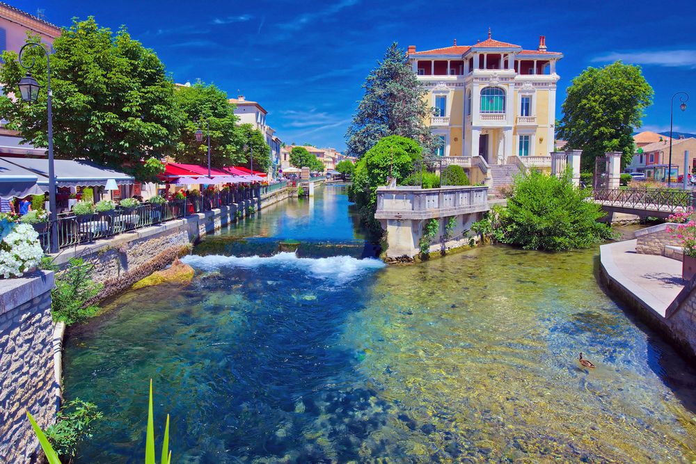 A moins d’1h30 de Marseille, ce village mérite amplement son surnom de “petite Venise provençale”