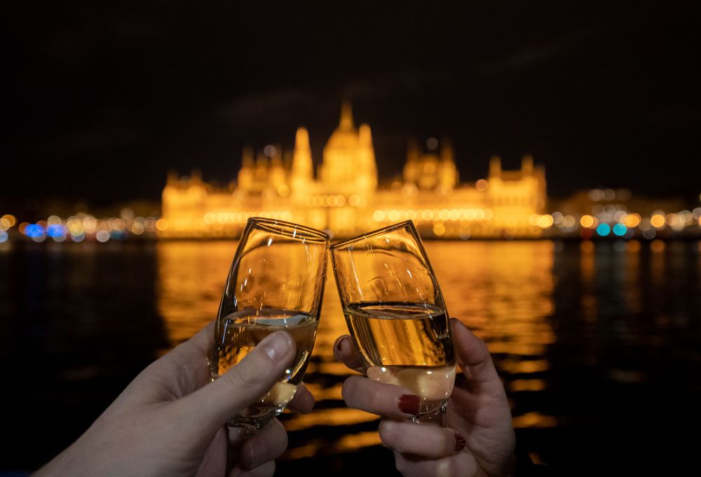 Book your evening sightseeing cruise with unlimited prosecco!