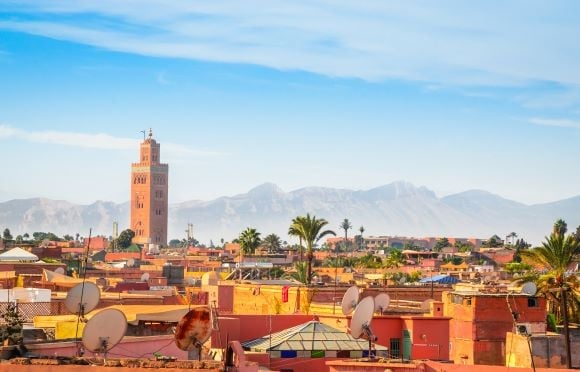 Vue sur Marrakech avec les montagnes de l'Atlas au loin