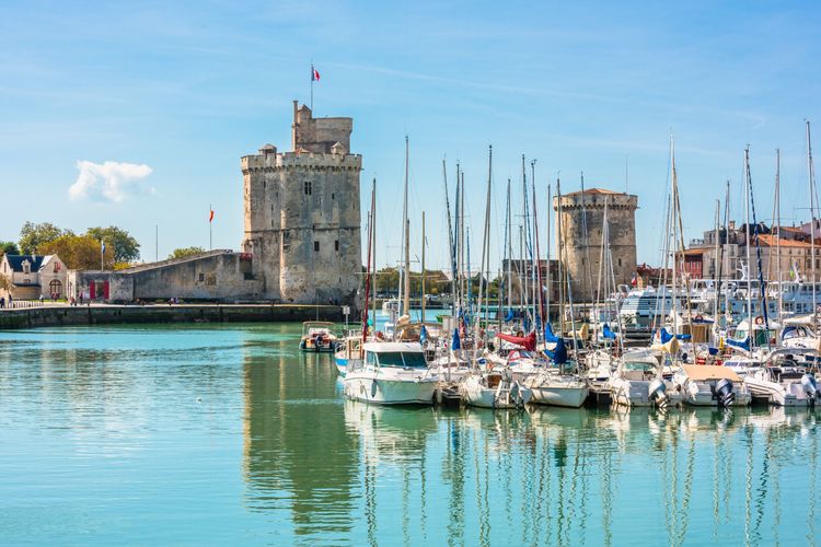 Bateaux dans le Vieux-Port de La Rochelle par une belle journée