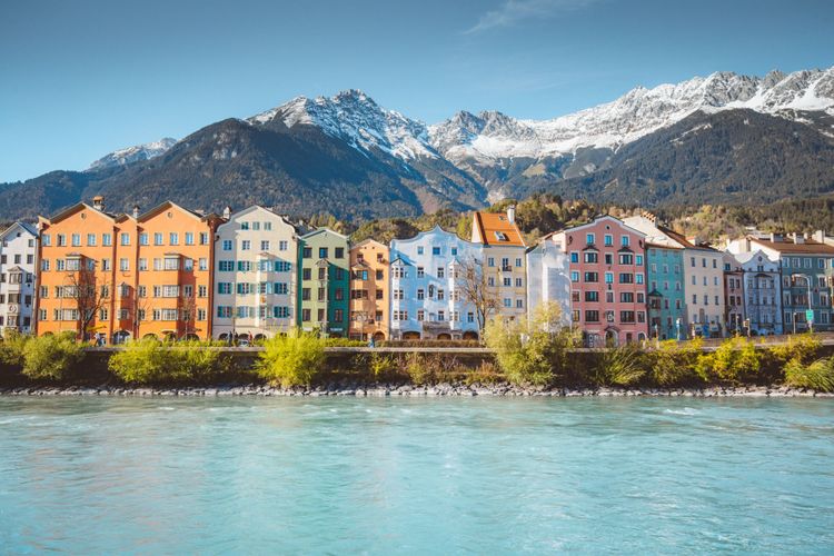 Il centro storico di Innsbruck con le sue case colorate lungo il fiume Inn
