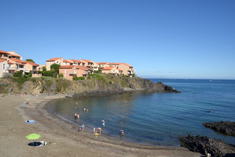 Des familles se baignant à la page d'Oli dans les Pyrénées-Orientales