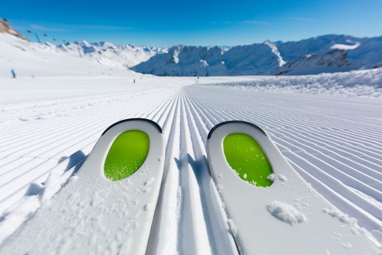 Les pistes d'une station de ski © Mikkel / 123RF