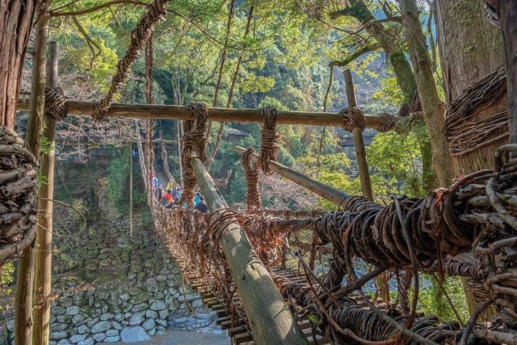 Le pont suspendu de Kazura dans la vallée d'Iya © Taira Masao / 123RF