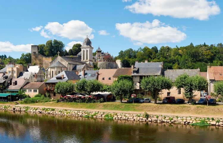 Le village de Montignac-Lascaux en Dordogne, France © apgestoso/123RF