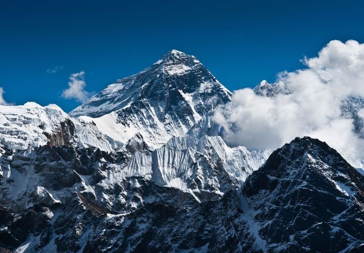 L'Everest situé entre la Chine et le Népal © arsgera/123RF