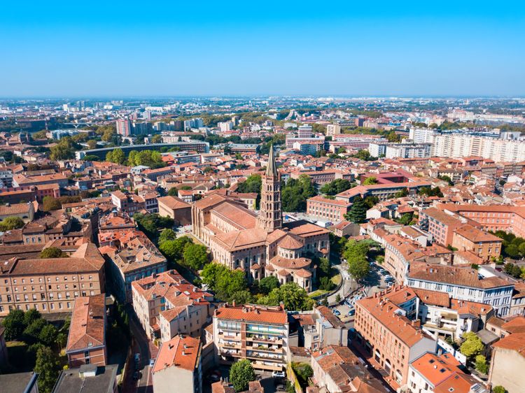 La Basilique Saint-Sernin domine Toulouse.