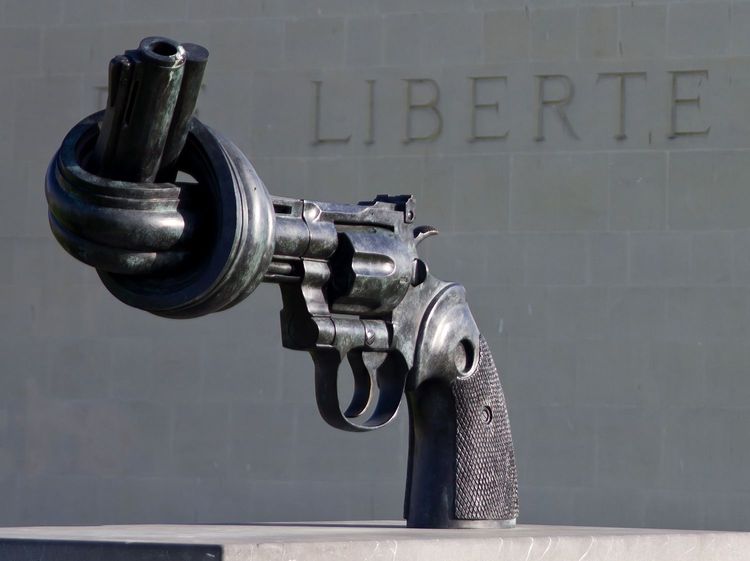 Sculpture «Non-violence» de Carl Fredrik Reuterswärd, devant le mémorial de Caen.