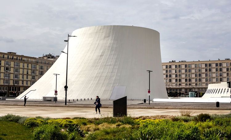 Le Volcan, conçu par Oscar Niemeyer