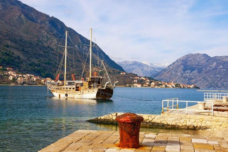 Près de kotor, la ville de Prcanj depuis la ville de Dobrota