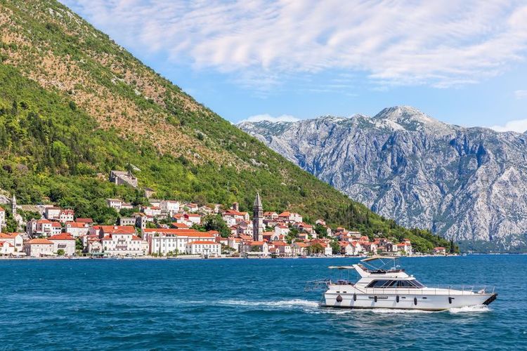 Une vedette passe devant Perast
