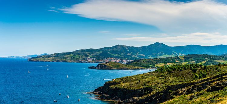 Steilküste im Roussillon, und im Hintergrund das Dorf Banyuls-sur-mer