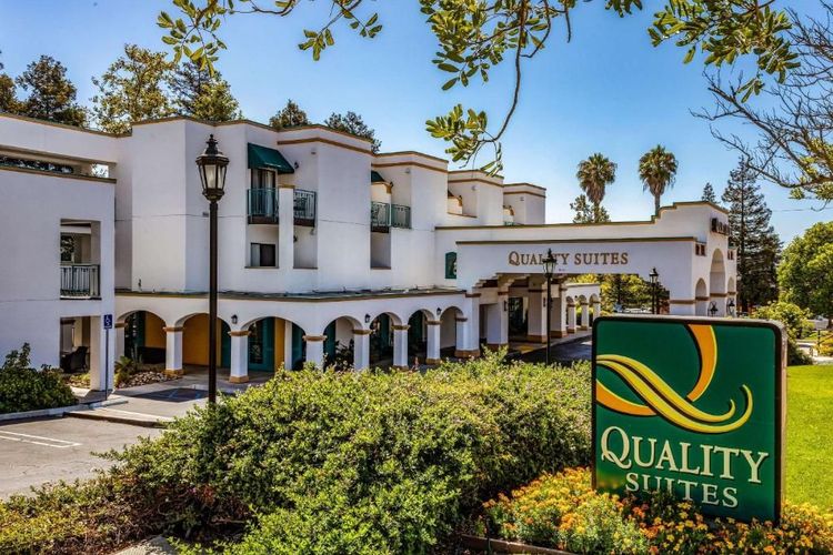 La elegante entrada al Quality Suites Downtown San Luis Obispo