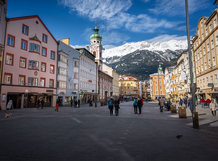 Maria-Theresien-Strasse a Innsbruck con le Alpi sullo sfondo