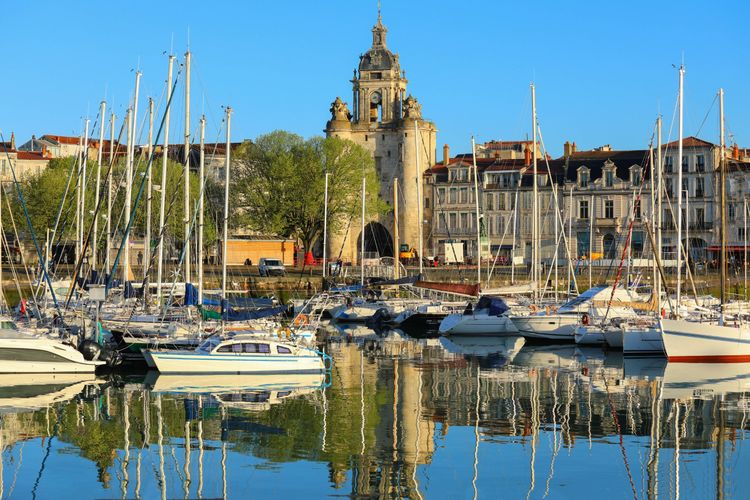 Vue panoramique sur le port de La Rochelle en été