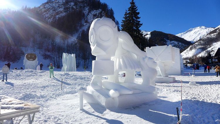 "Bloom", 1er prix du Jur"Bloom", sculpture sur neige