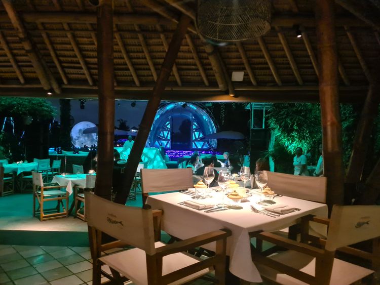 Une table du restaurant Sardine avec le décor en fond, Bali