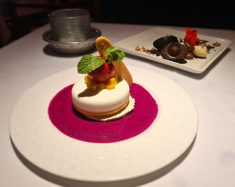 La panna cotta et le dessert chocolat Kinder du restaurant Sardine, Seminyak, Bali