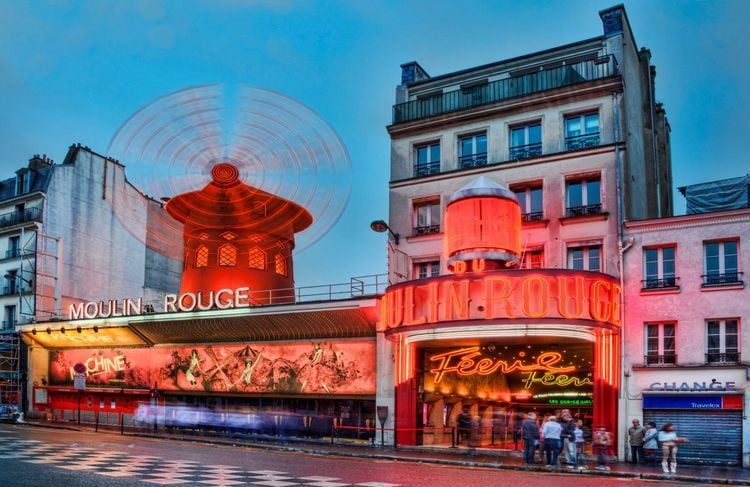 Le Moulin Rouge à Pigalle, à la lisière de Montmartre