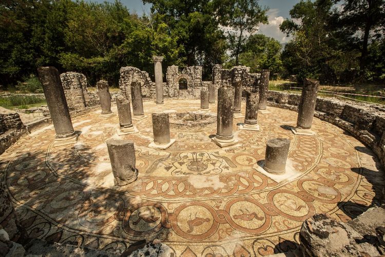 Le site archéologique de Butrint et les vestiges de la chapelle baptismale