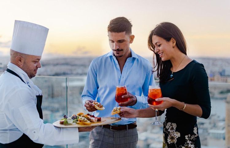 Que diriez-vous d'un spritz sur le rooftop de l'Embassy Valletta Hotel, avec des zakouskis maison ?