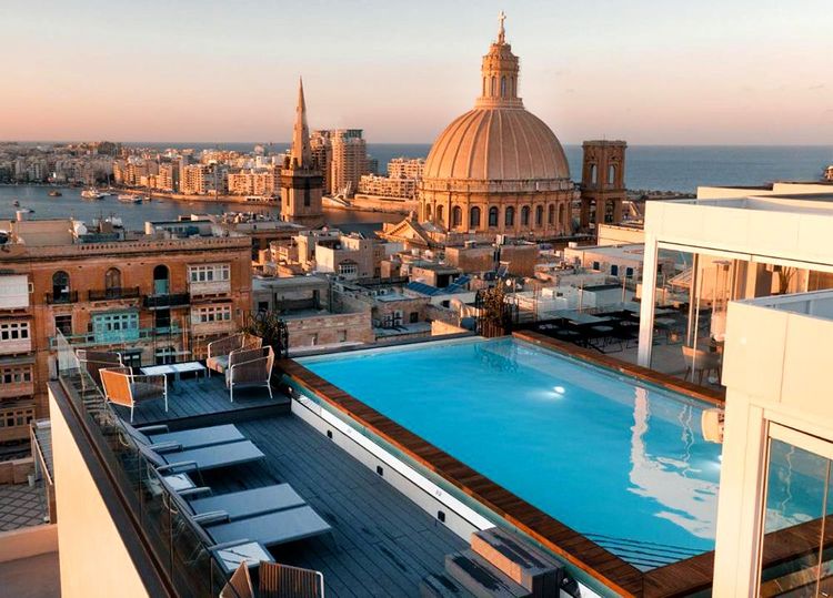 Le rooftop de l'Embassy Valletta Hotel : vue imprenable et piscine
