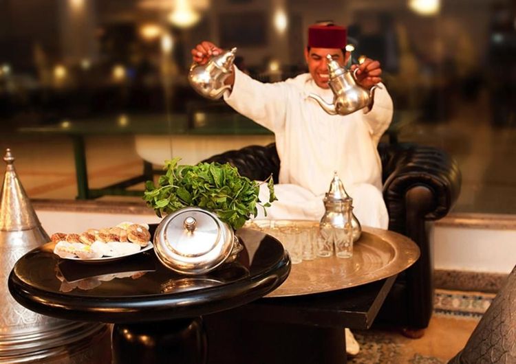 Tè marocchino servito da un cameriere d'albergo