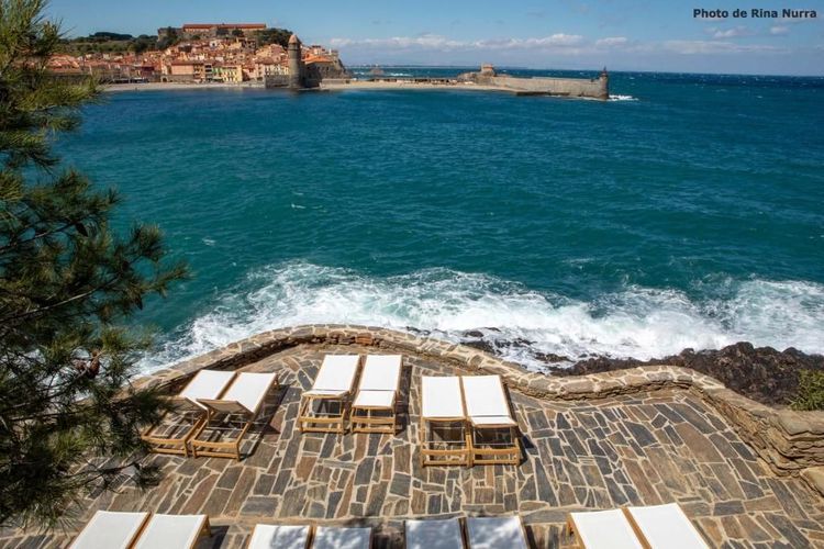 La terrasse de l'hôtel surplombant la mer