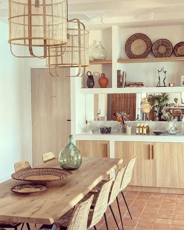 El comedor de una de las habitaciones, con su aspecto de madera en bruto