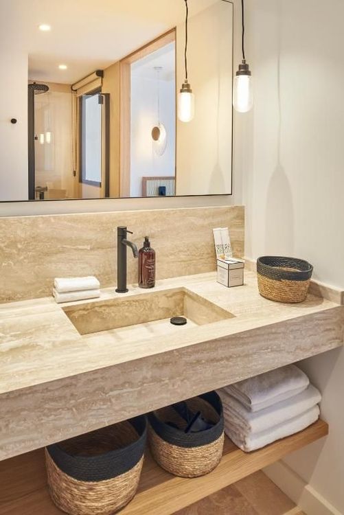 Il bagno è elegante con il suo grande specchio