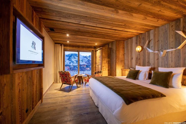 Mountain-style room decor @booking