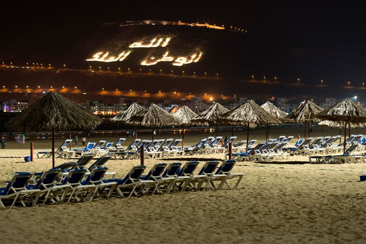 Vue sur la Kasbah d'Agadir depuis la plage en soirée