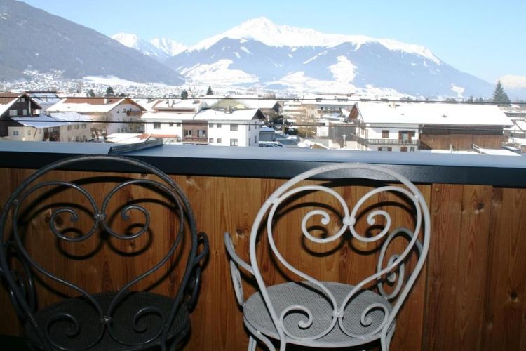 Balcon d'une chambre donnant sur les montagnes enneigées