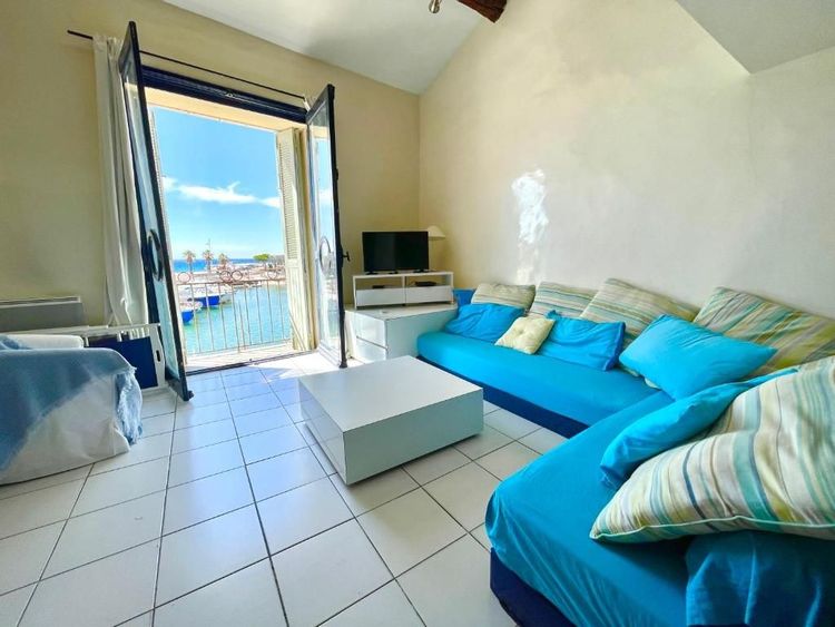 L'ampio e luminoso soggiorno dispone di un divano ad angolo con vista sul porto di Cassis.