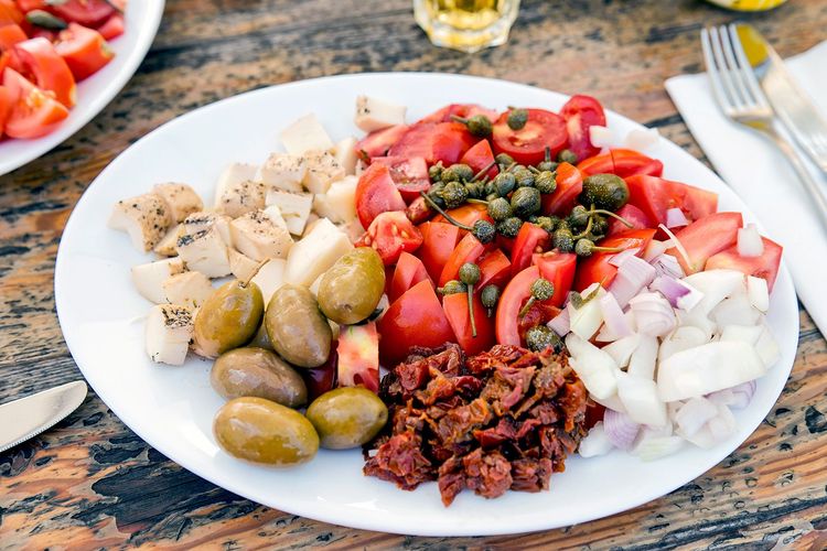 L'assiette gozitaine, tomates, olives, oignons