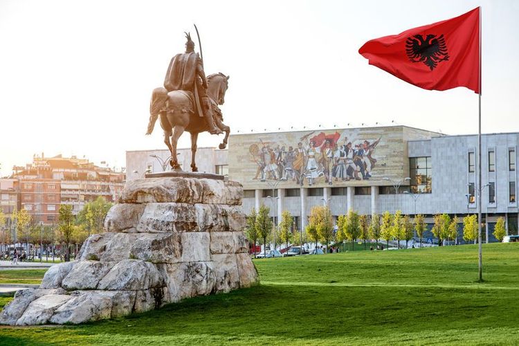 La statue équestre de Skanderbeg fait face au musée national d'Histoire