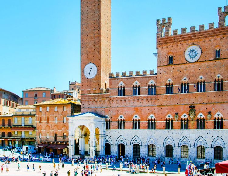 La base de la Torre del Mangia, le Palazzo Pubblico et la petite chapelle blanche