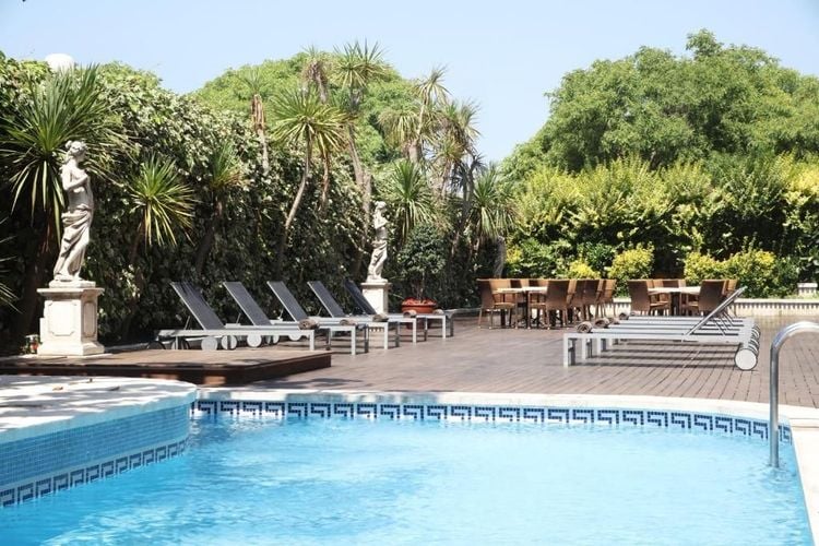 La piscine extérieur du Augusta Club & Spa - Adults Only /@Booking.com