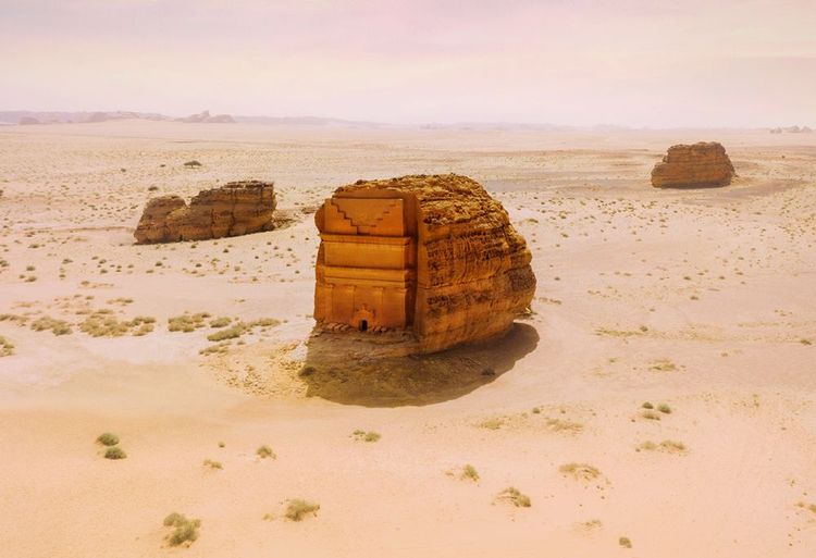 Le Qasr Farid, tombeau de Lihyan, en vue aérienne, à Hégra