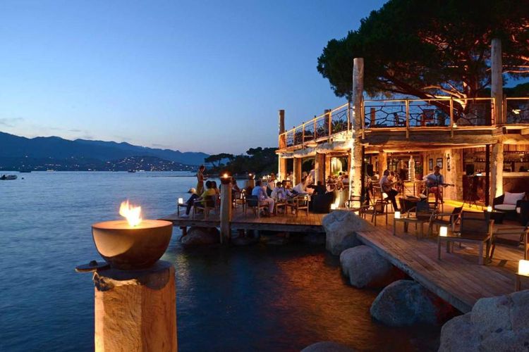 Il ristorante dell'hotel in riva al mare dopo il tramonto