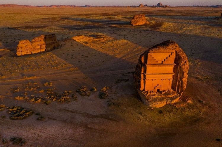 Le Qasr Farid, tombeau de Lihyan, à Hégra, au lever du soleil