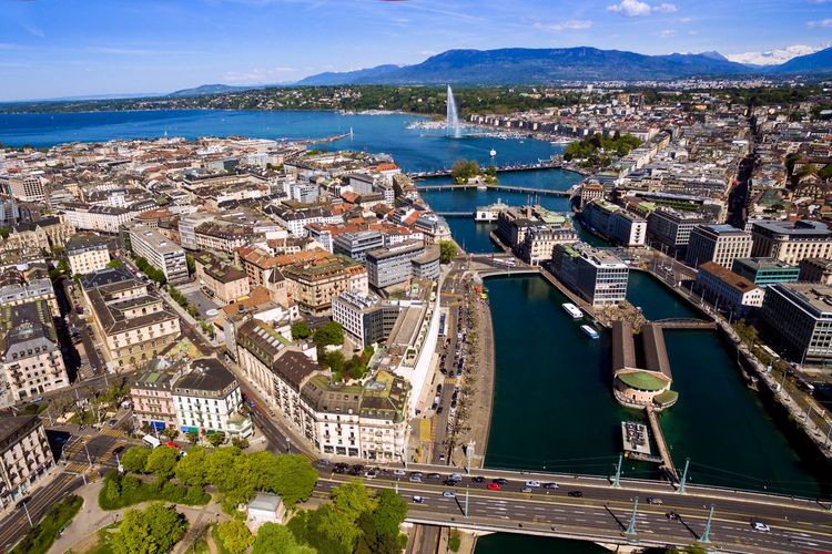 Légende : située à l'extrême pointe sud-ouest du lac Léman, Genève est presque en France et on y parle le français.
