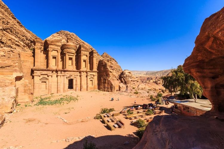 Façade célèbre d'Ad Deir dans la ville antique de Petra, Jordanie