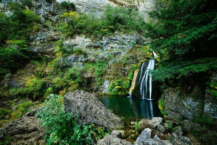 La rivière Mundo traverse les galeries et les grottes intérieures de Calar del Mundo, une plate-forme calcaire imposante, jusqu'à ce qu'elle trouve un exutoire naturel dans la Cueva de los Chorros, où l'eau éclate violemment sur la roche.