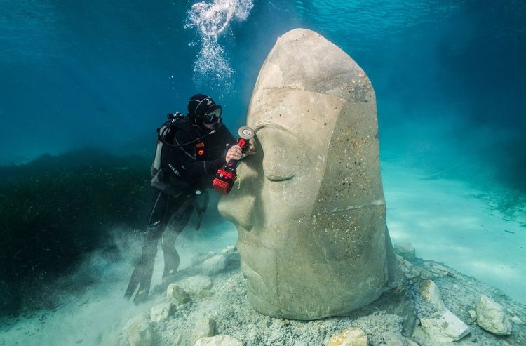 Des sculptures en béton ciselées à la meule